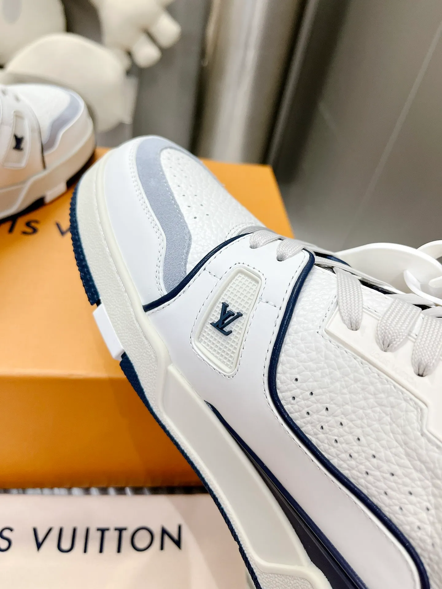 👟👟Ex-factory price 840👟👟The highest version on the Internet⚠️Feel free to compare! 2021🔥New model, purchase quality LV~Louis Vuitton by Virgin Abloh’s best-looking sneakers, Donkey Brand strongly recommends new products, official website limited edition retro basketball sneakers! Both high and low tops cost money to purchase 1:1 accurate replicas of the originals. The details are invincible, full of sincerity, imported custom-made original cowhide, the original package method is the same, the details are 100% restored, and the private model customized the original one-piece T👟👟factory price U outsole, which is different from other brands. Without the original version, this effect cannot be achieved! 35-45 (46 is custom-made and non-refundable) Some colors are available in women’s styles